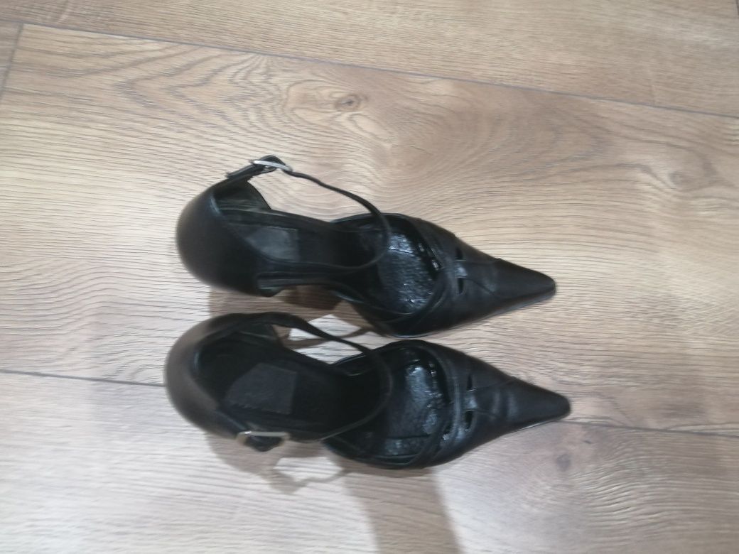 Buty na obcasie.