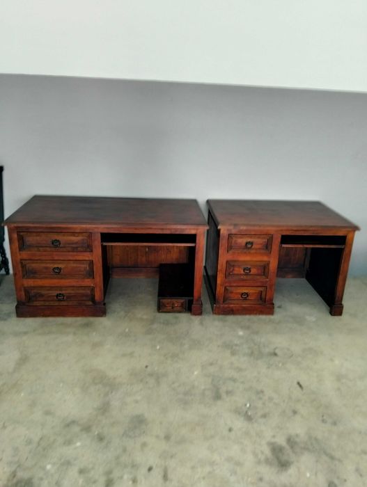 Duas escrivaninhas em madeira