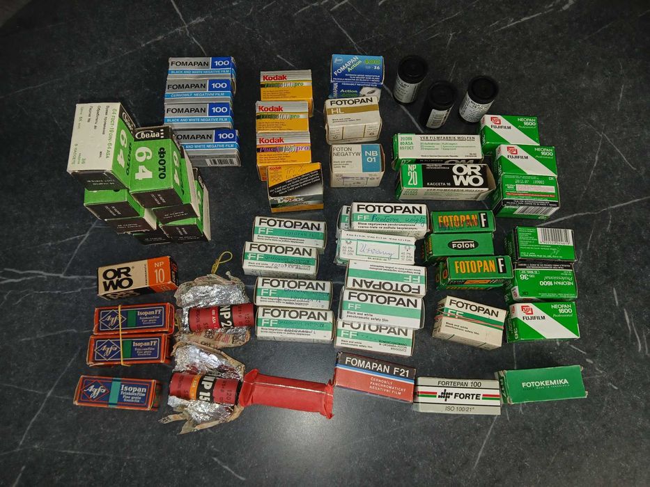 Filmy, klisze czarnobiałe, przeterminowane, format 135 i 120, 61 sztuk