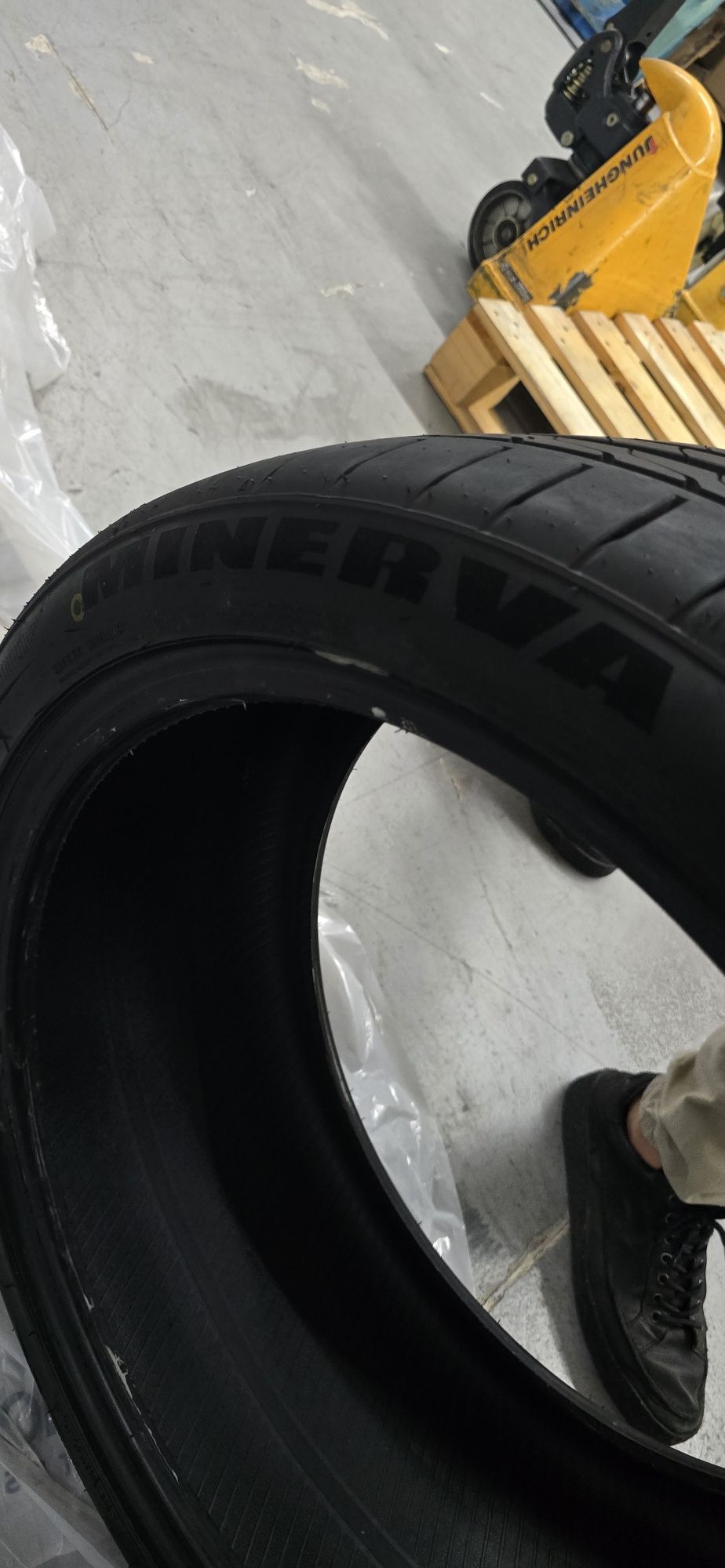 2 pneus Minerva 285/35/20