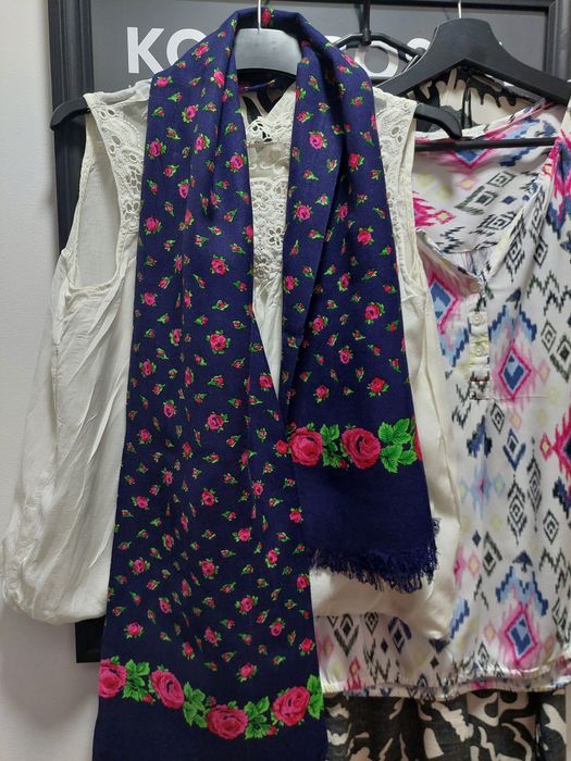 Elegancki, klasyczny szal