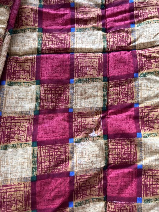 Edredão/ cobertor vermelho e amarelo