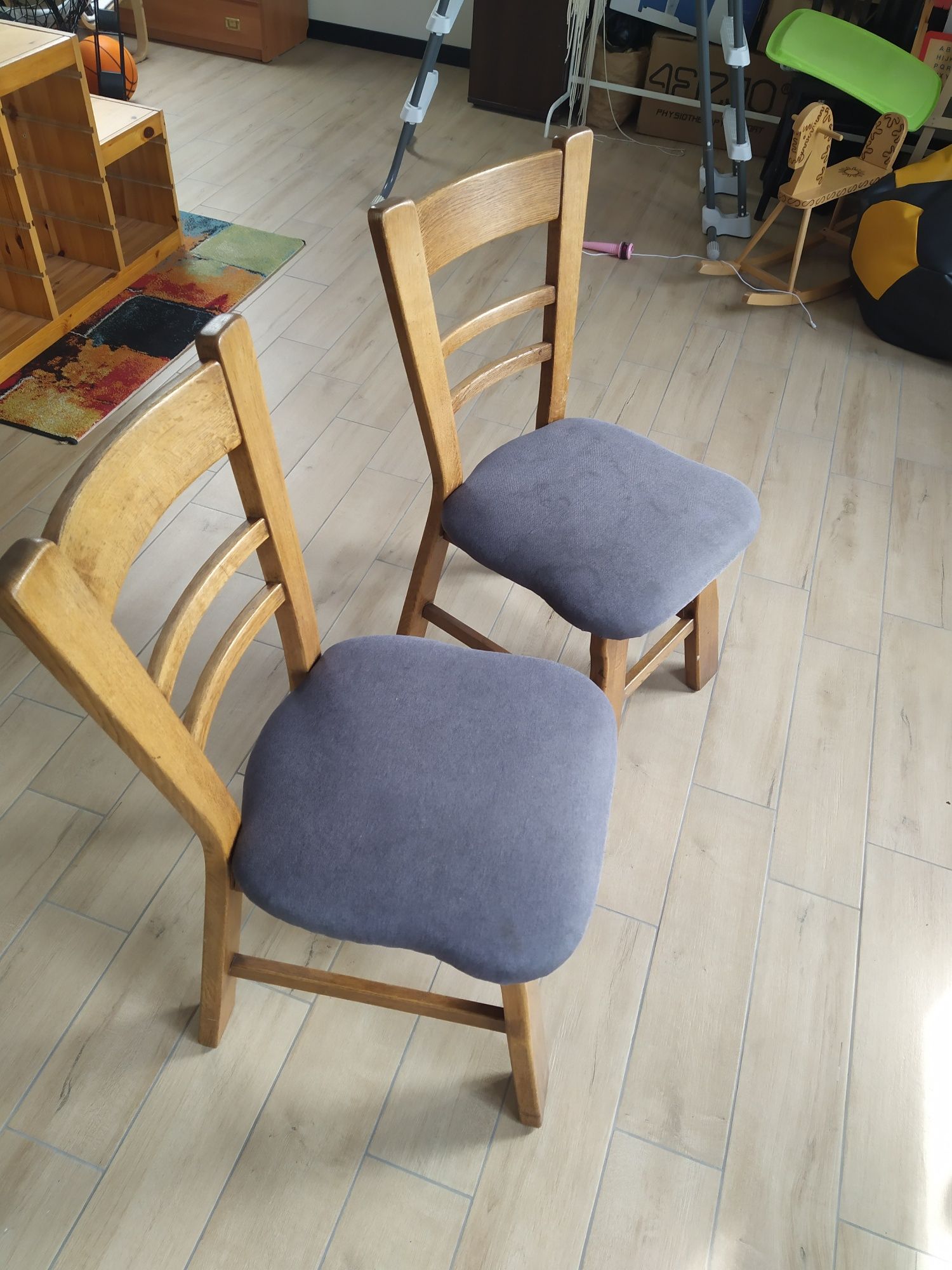 Dwa stare drewniane dębowe krzesła po renowacji