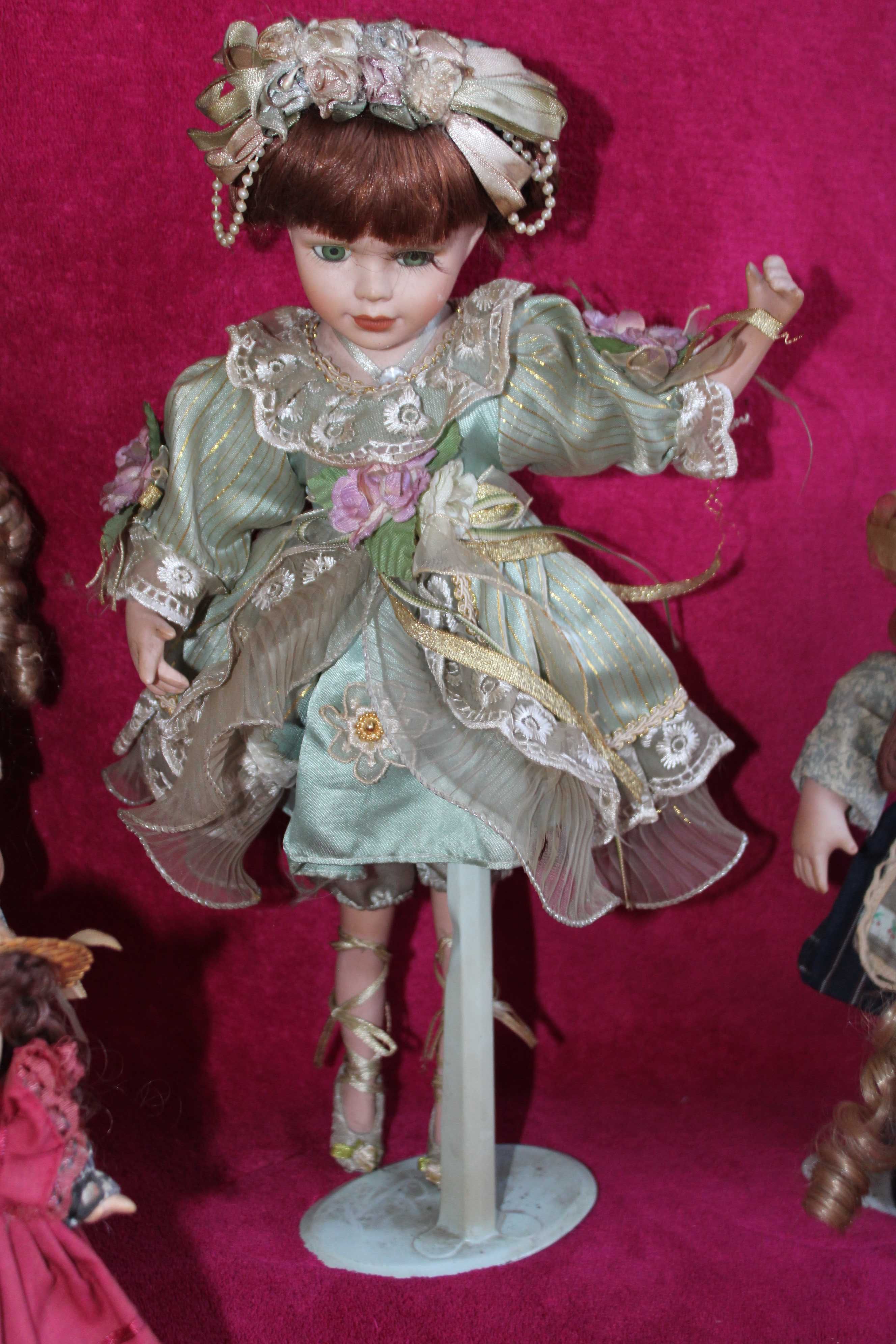 Kolekcjonerska lalka porcelanowa na stojaku"