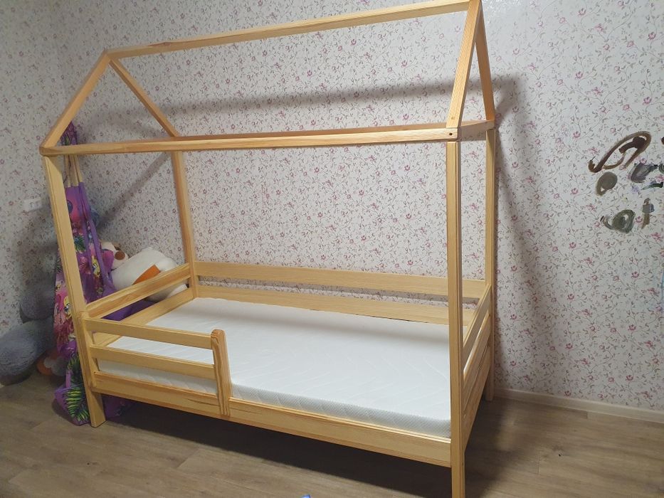 Дитяче ліжечко-будиночок із натурального дерева
