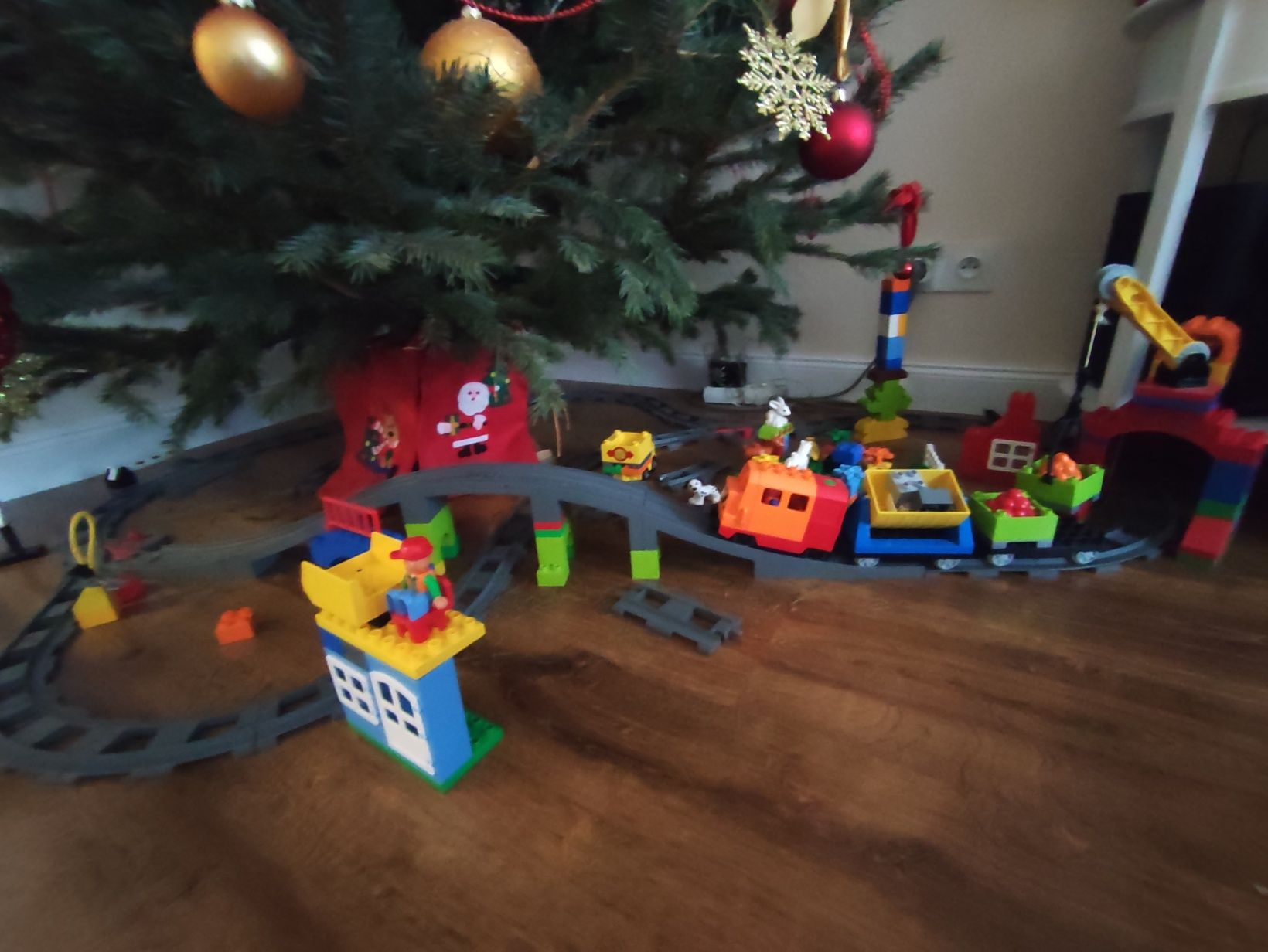 Kolejka LEGO Duplo z dodatkowym zestawem torów, zwrotnicą i przejazdem