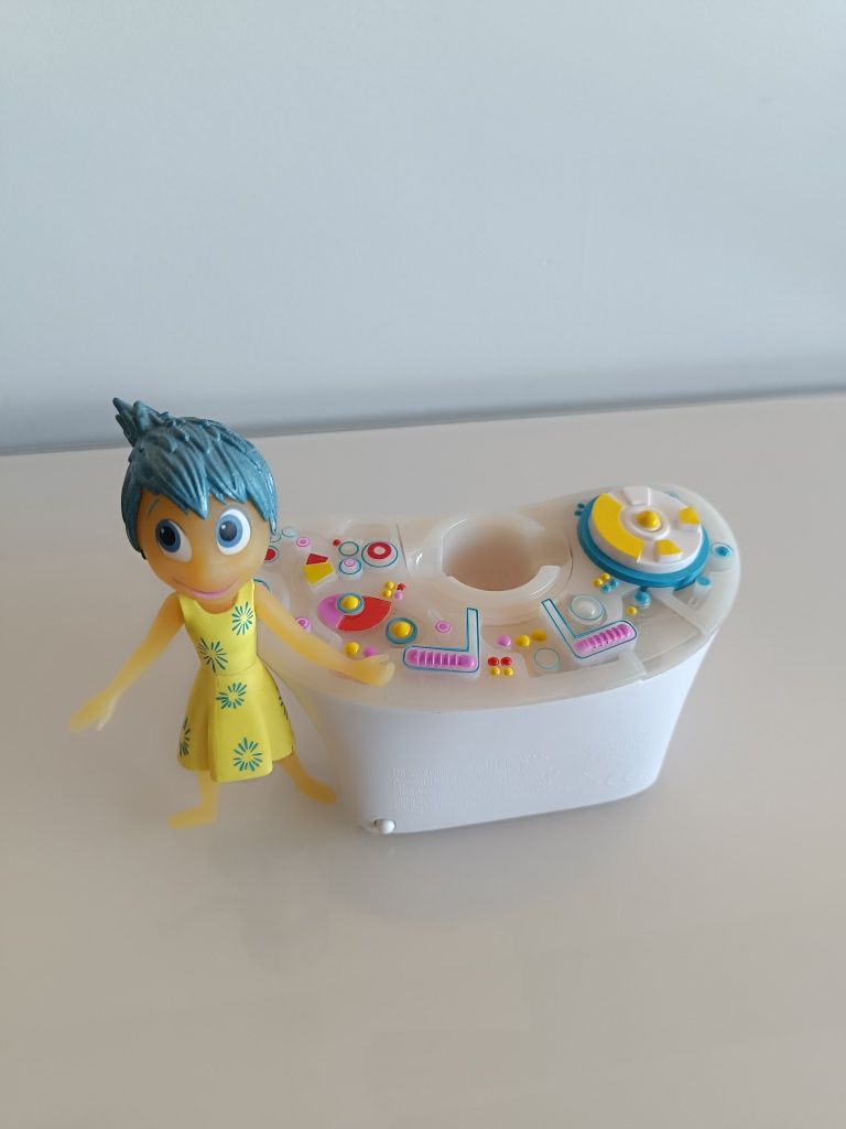 Inside Out boneca Joy Alegria com consola