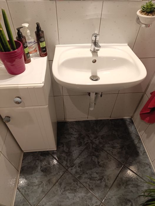Sprzedam umywalkę z baterią łazienkową i szafeczką.