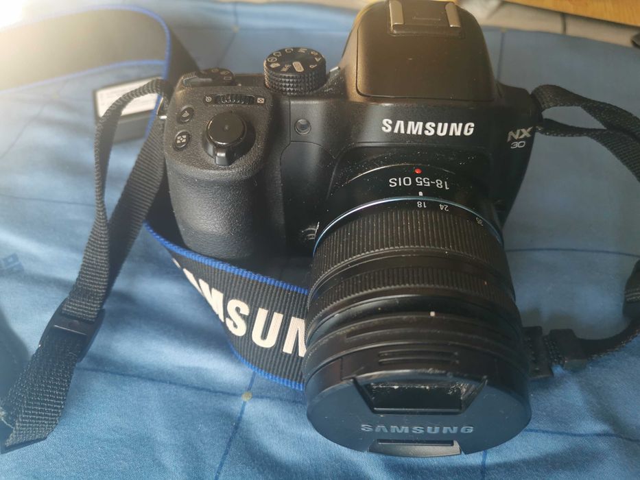 Aparat Samsung NX30 z obiektywem