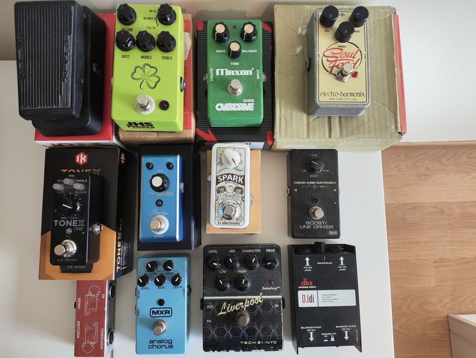 Vários pedais de efeitos