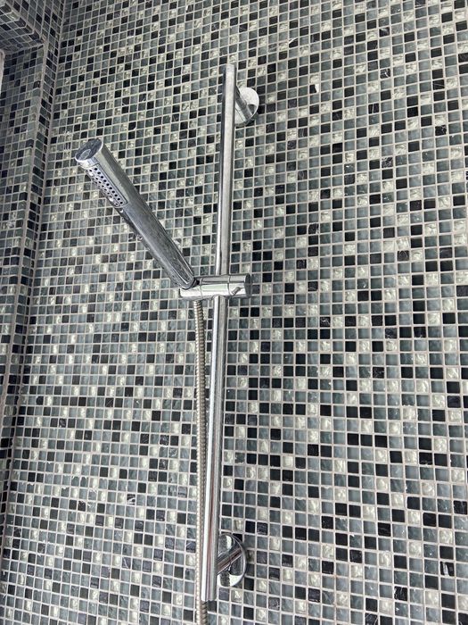 Chuveiro com bicha e rampa