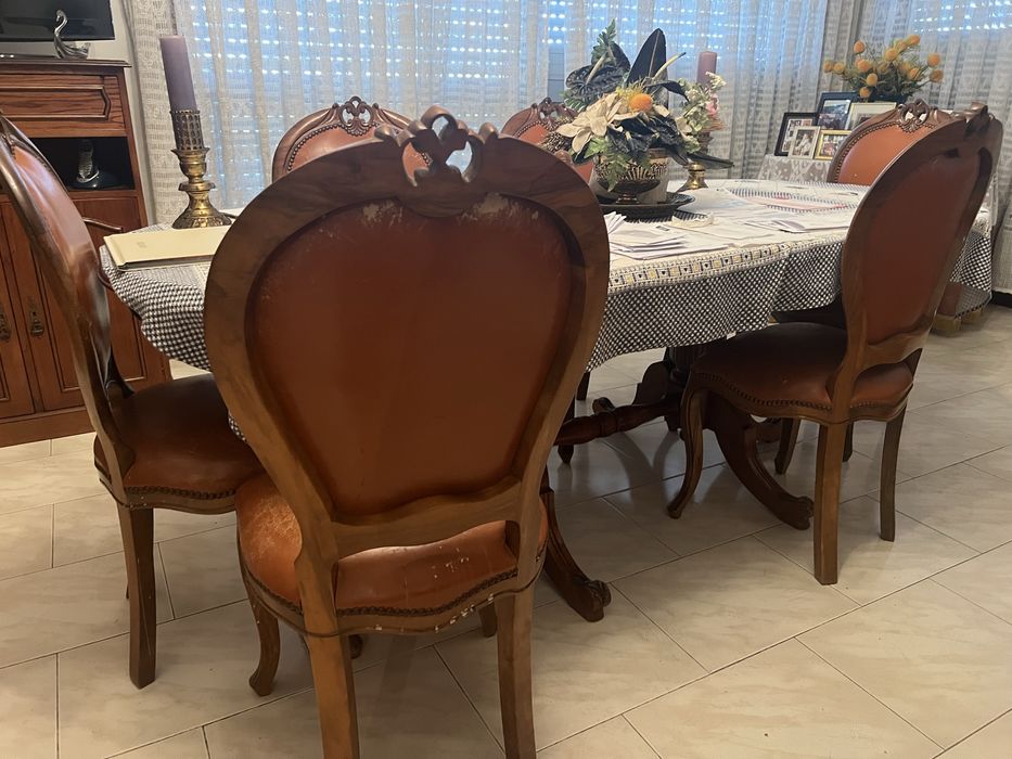 Mesa de sala e cadeiras