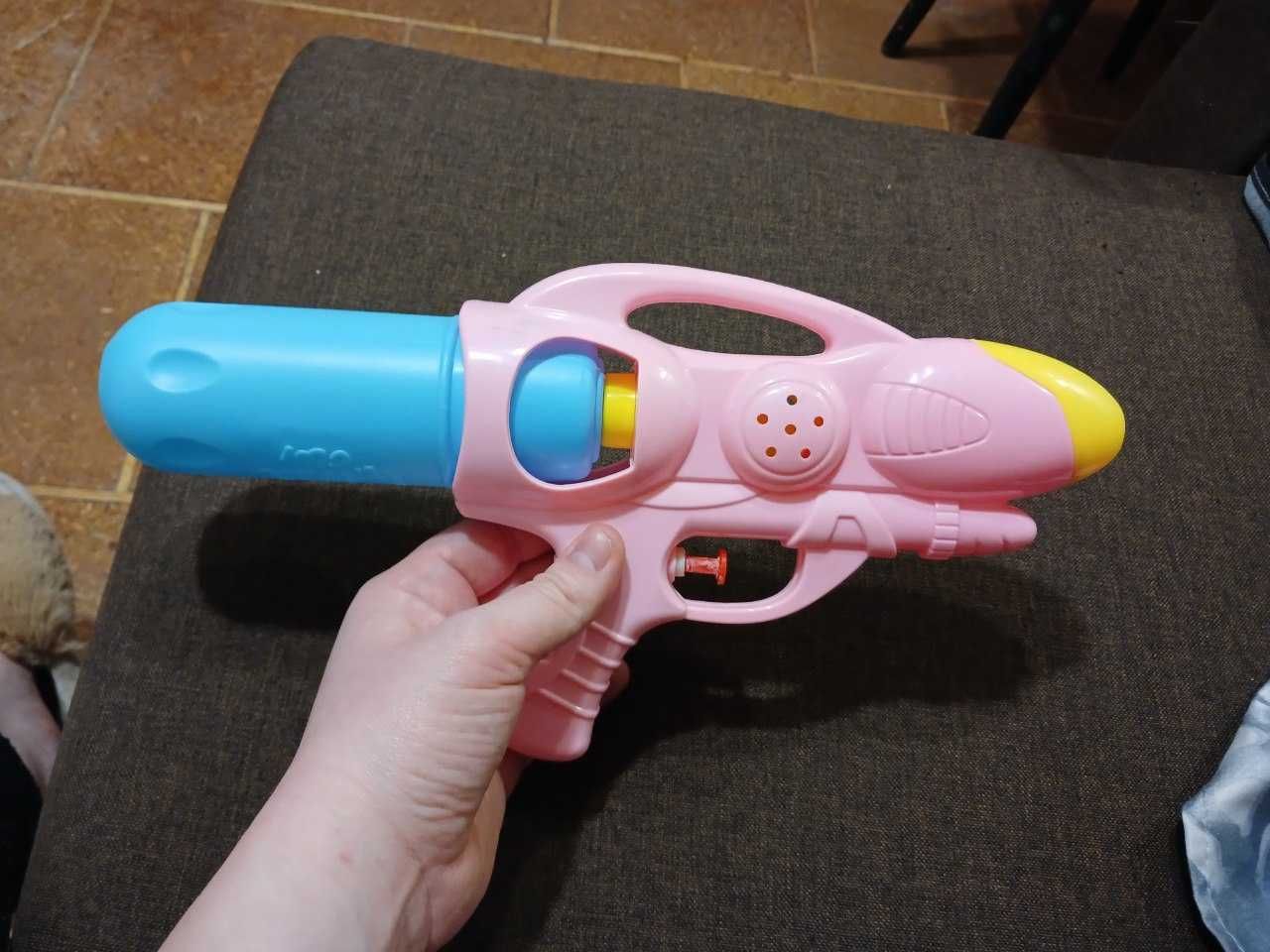 Водный пистолет игрушка