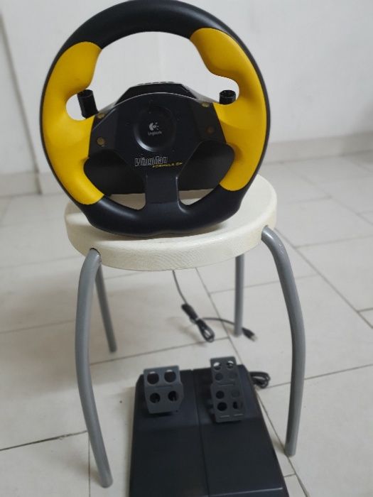 Volante e pedais Logitech