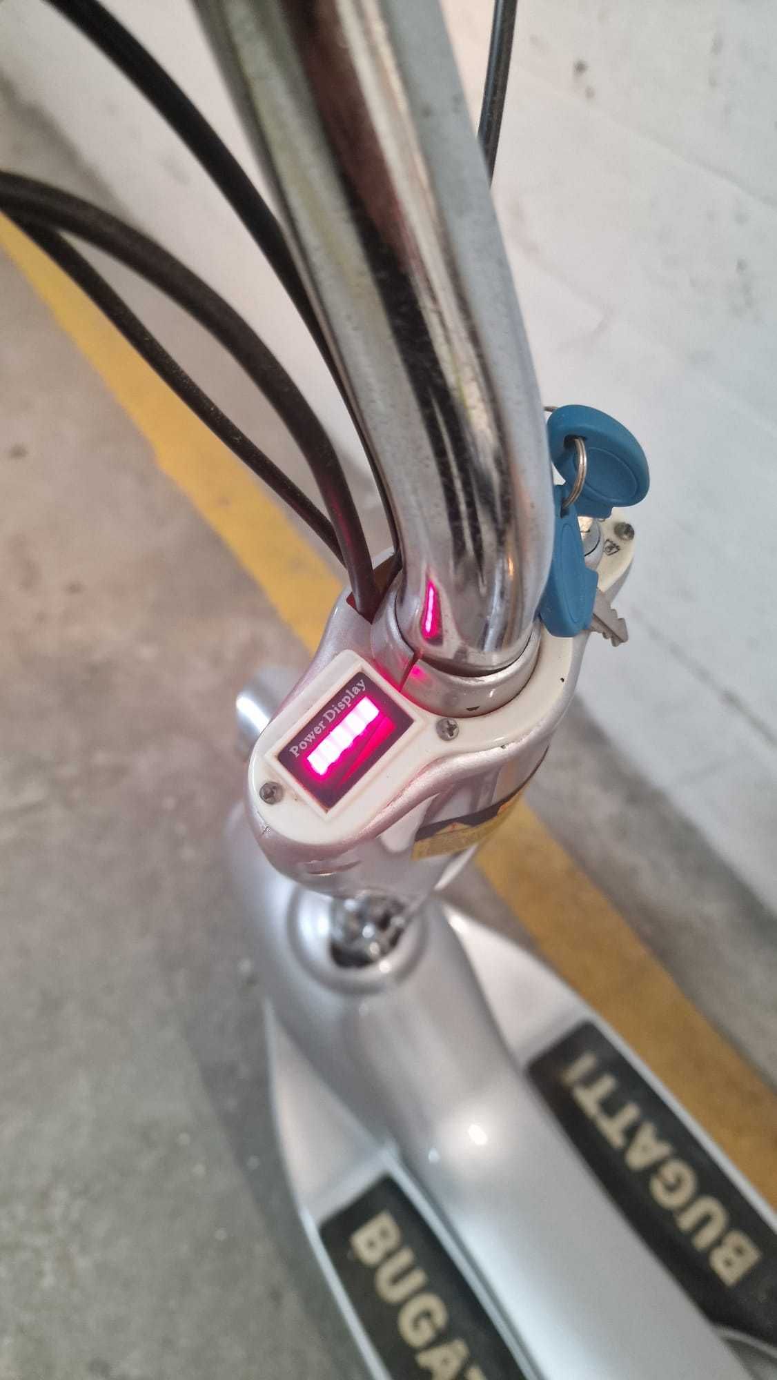 Mini scooter Elétrica Retro Cinzenta a Funcionar – precisa de baterias