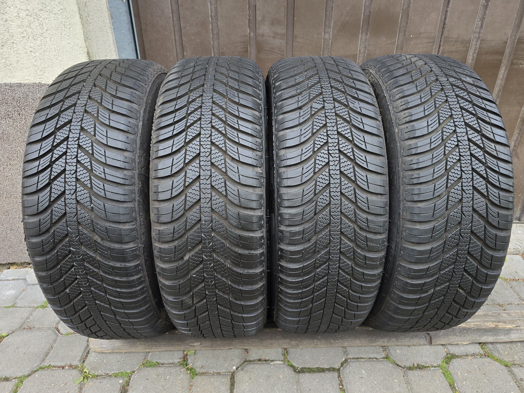 Felgi z oponami 195/60R15 Mitsubishi Carisma 4x114,3 Lancer Galant Spa