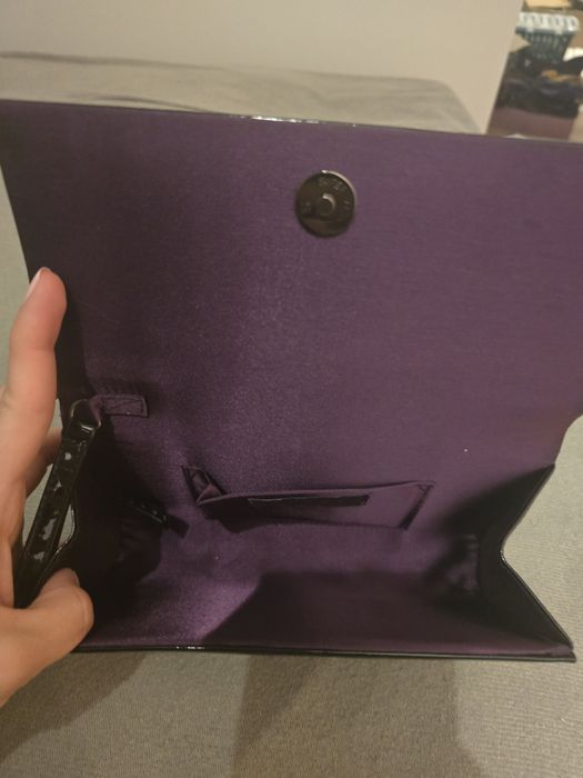 Czarna kopertówka z połyskiem