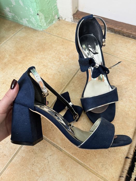 Босоніжки на підборах 36р