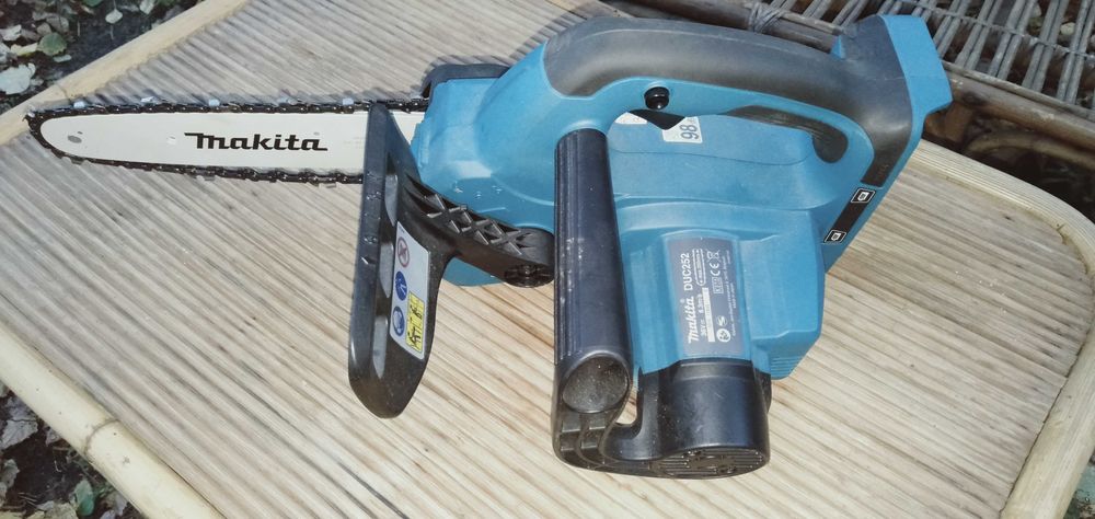Makita - akumulatorowa piła łańcuchowa.