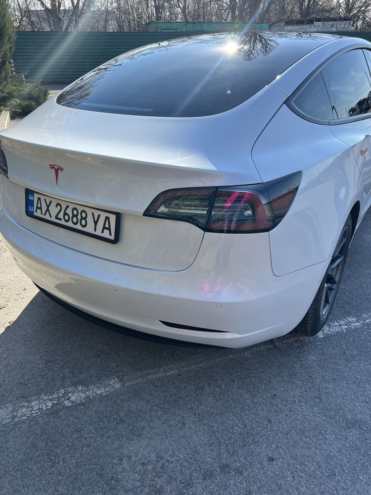 Белая Тесла Tesla Model 3 2020 restyling рестайлінг 60 kWt