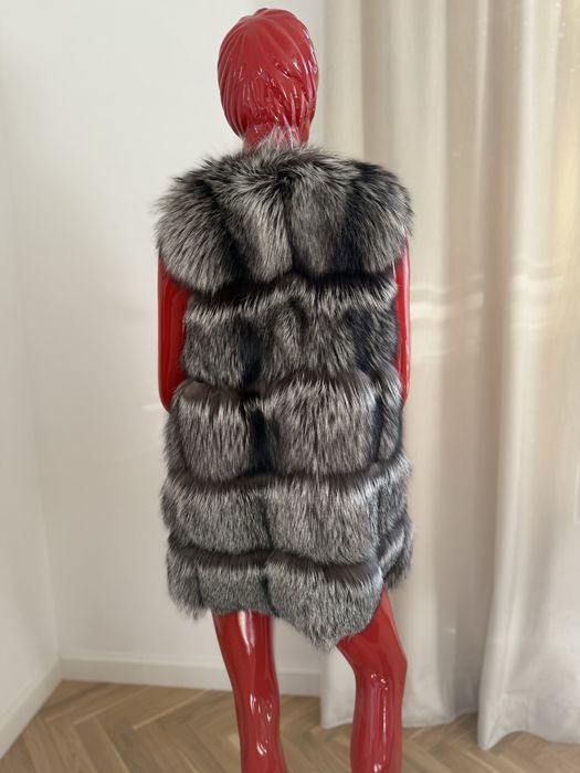 Kamizelka z naturalnego futra srebrnego lisa. Modny fason, stan bd.