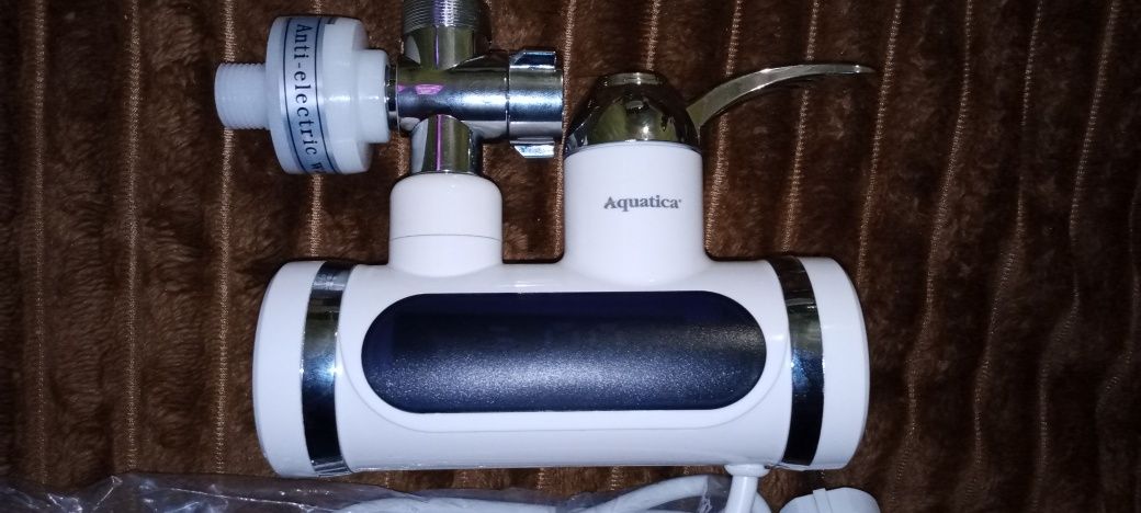 Проточный водонагреватель  Aquatica с лейкой для душа