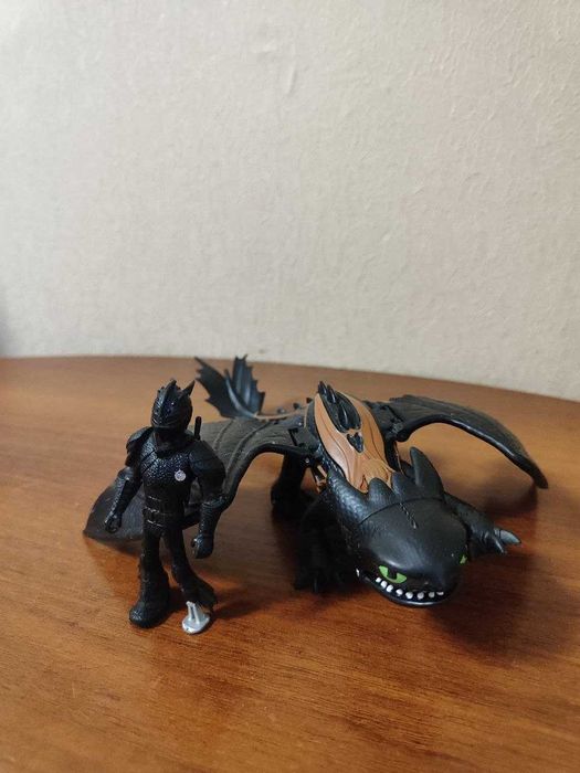 Легендарный дракон беззубик и герой мультика "Как приручить дракона"