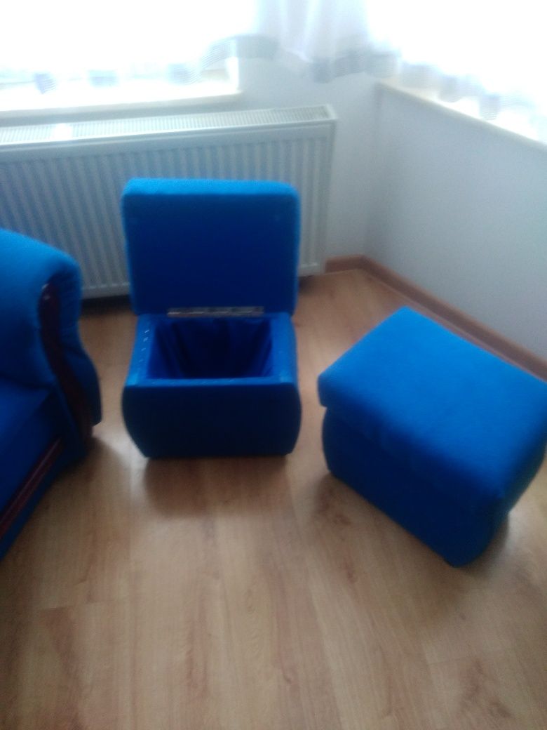 Niebieskie fotele z pufami