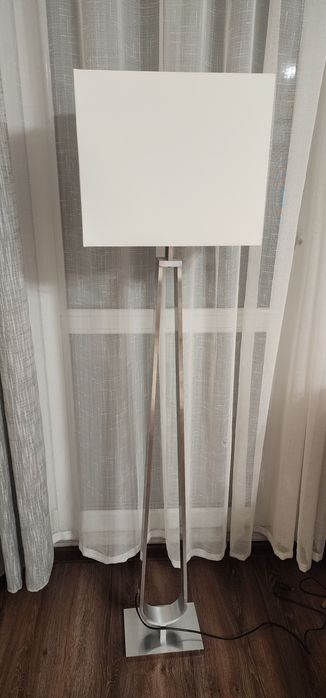 Lampa stojaca biała