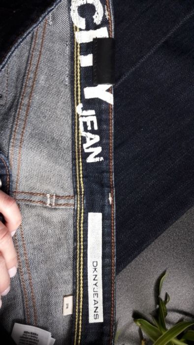 Ciemne przecierane jeansy DKNY rozmiar 27/34 prosta nogawka