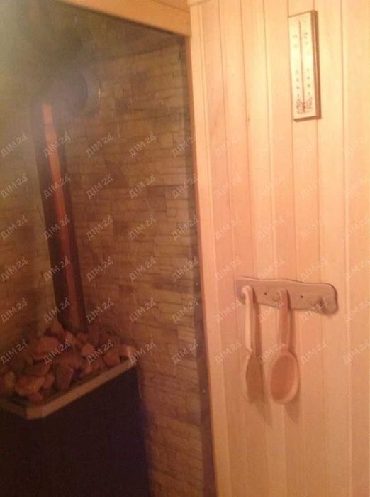 Просторий двоповерховий будинок на Подолі