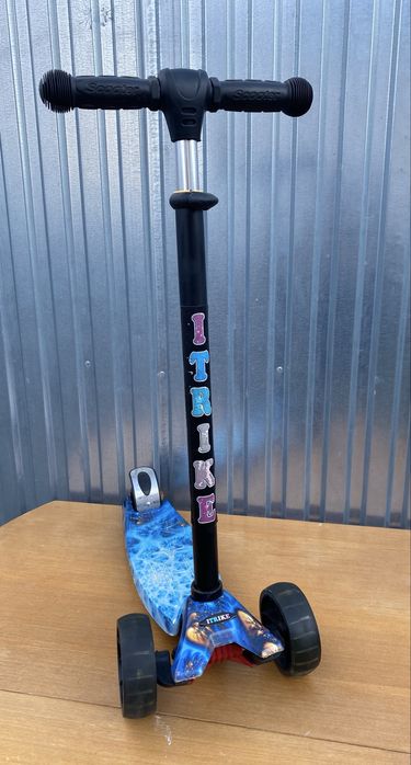 Дитячий триколісний самокат