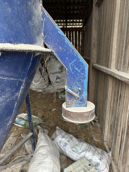Продам кормозмішувач