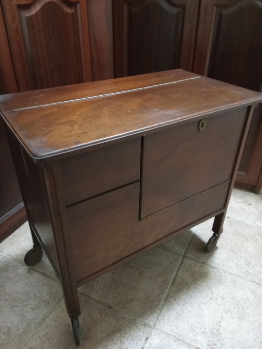 Móvel bar muito antigo com mais  de 70 anos