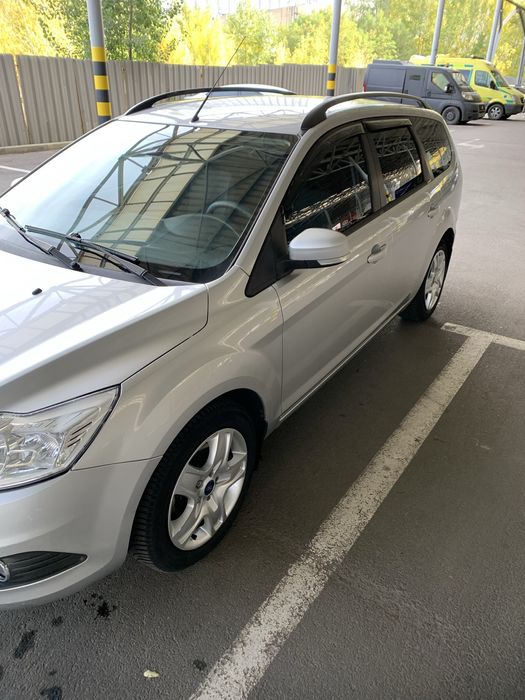 Продам серебристый Ford Focus 2010
