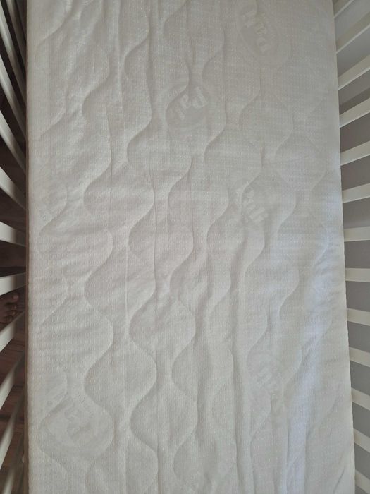 Berço com gaveta+colchão+edredão+contorno+trocador/comoda e banheira.