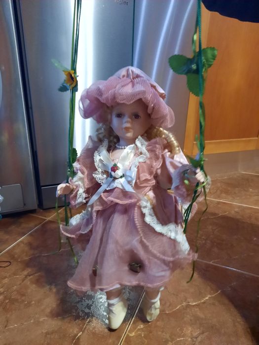 Boneca antiga baloiço