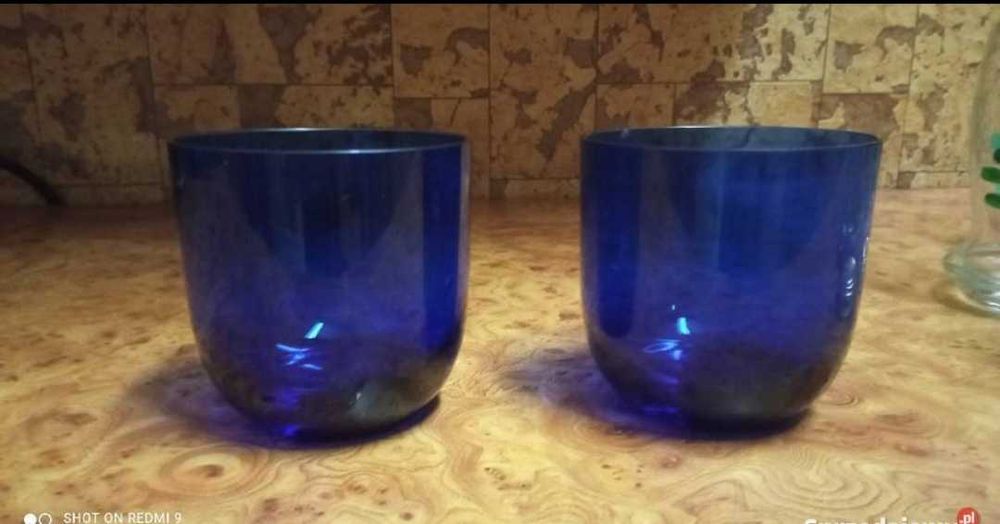 2 kubki szkło kobaltowe sprzedam