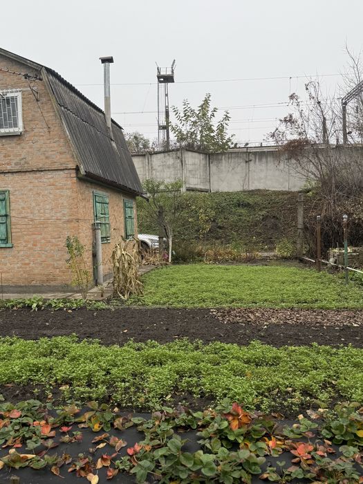 Дача з будинком в тихому місці