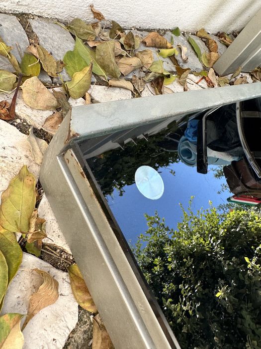 Mesa extensível. Tampo em vidro preto.