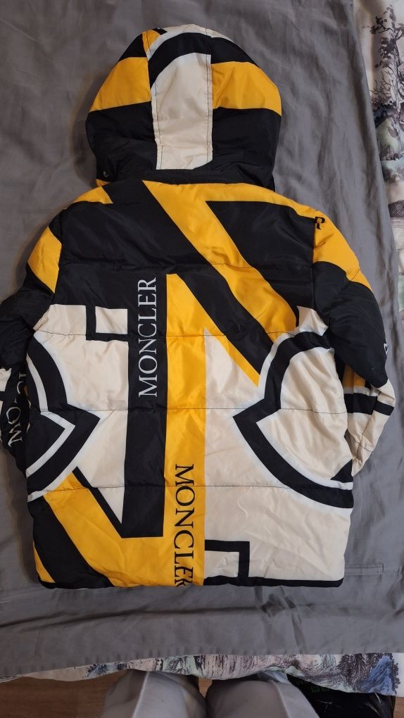 Зимовий пуховик Moncler 7 років