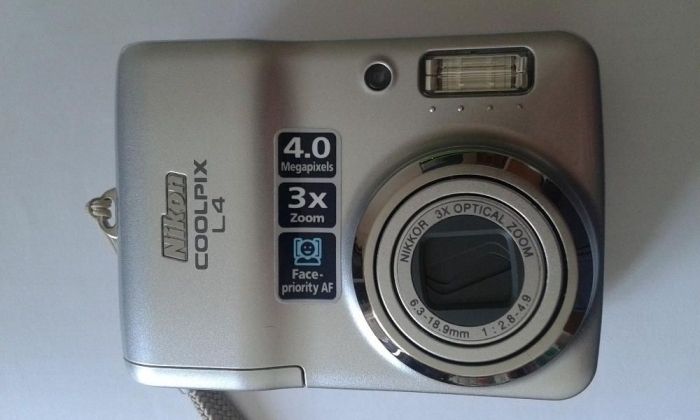Máquina fotográfica Nikon Cool Pix 4 prateada