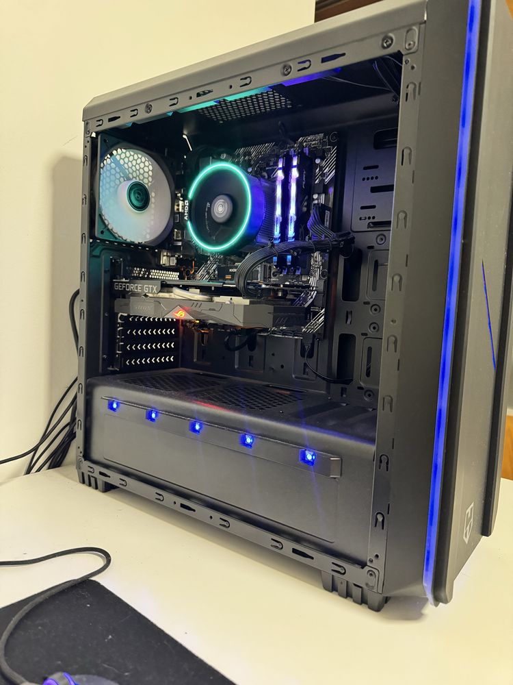 Torre gaming (c/monitor, teclado, rato)