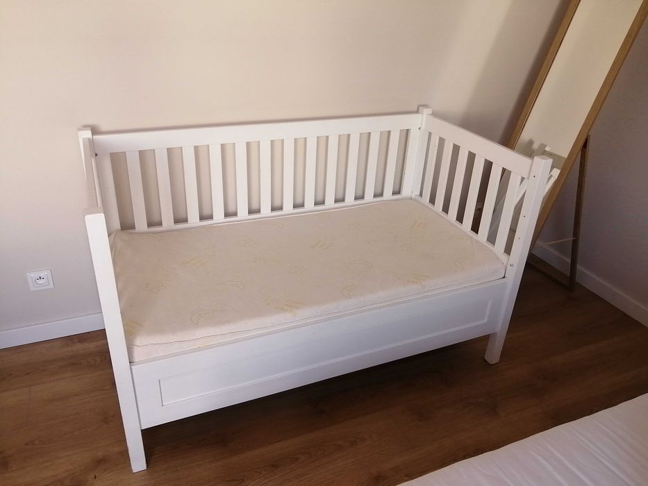 Łóżeczko dziecięce 140x70, solidne, białe z materacem