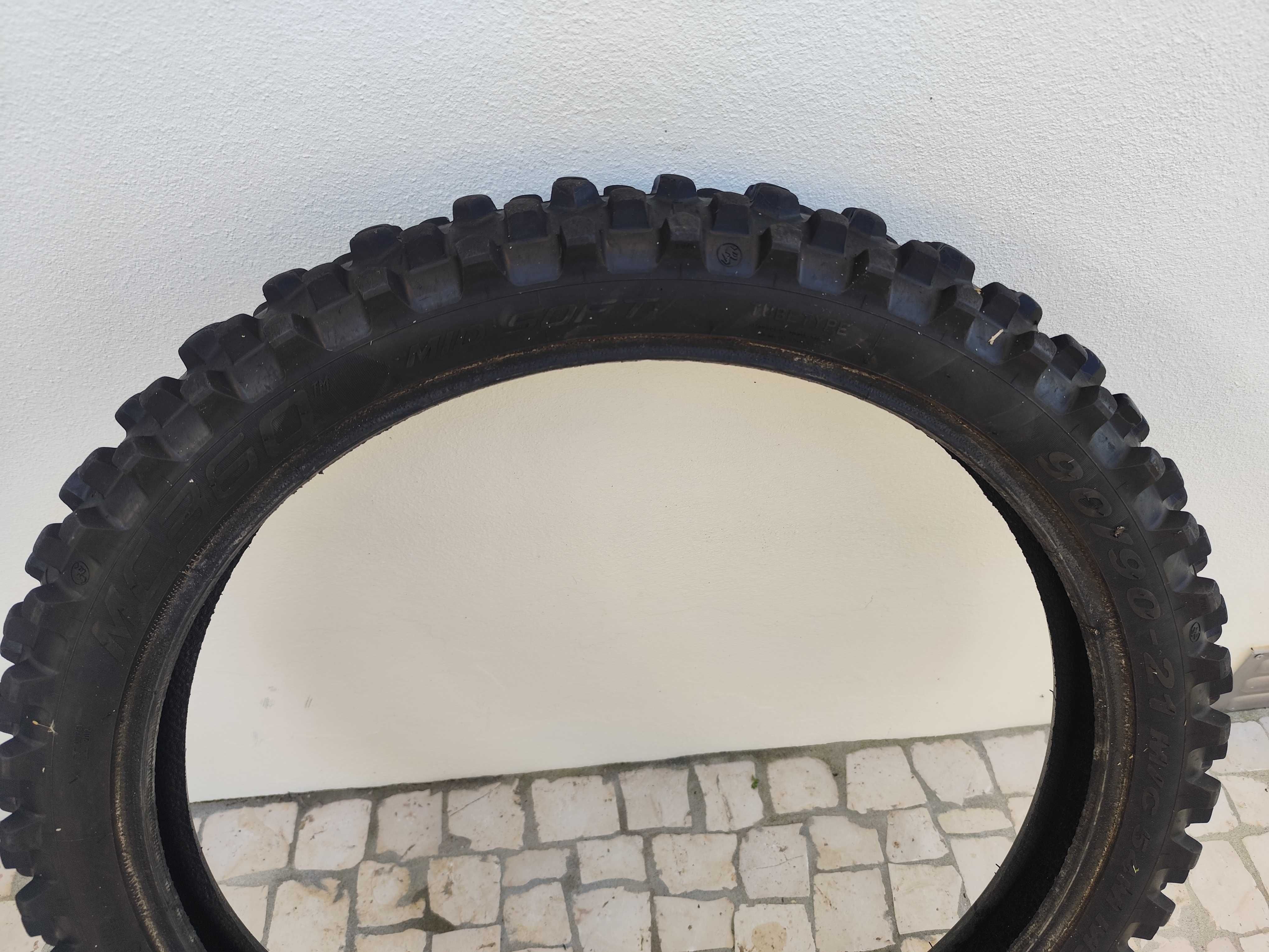 Pneus de motocross e enduro