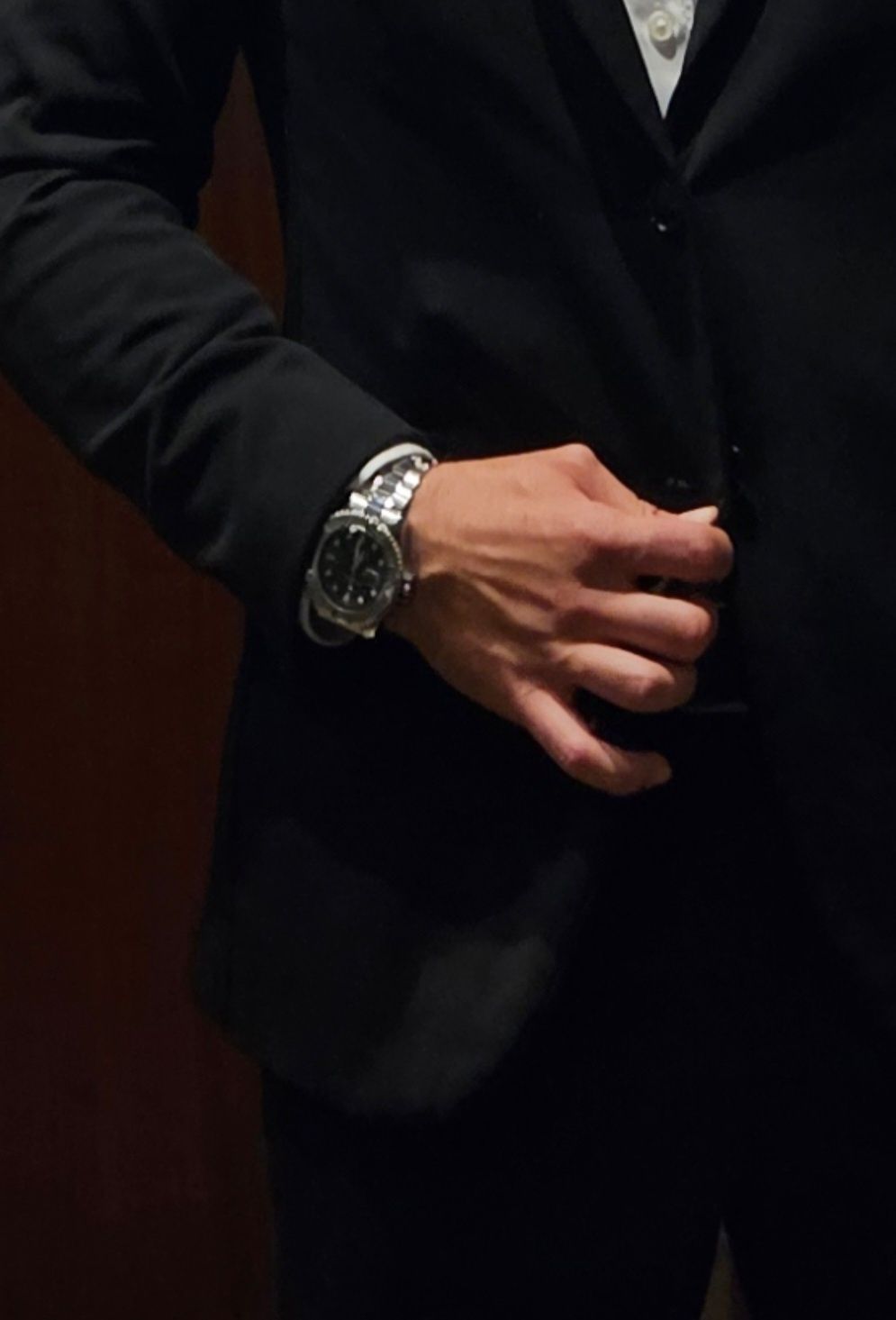 Relogio de luxo com mostrador preto e bezel prateado