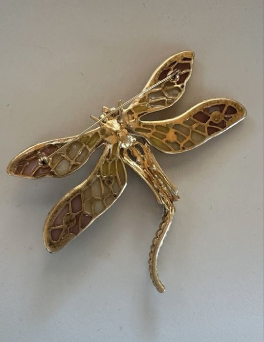 Alfinete Libelula dourado com pedras