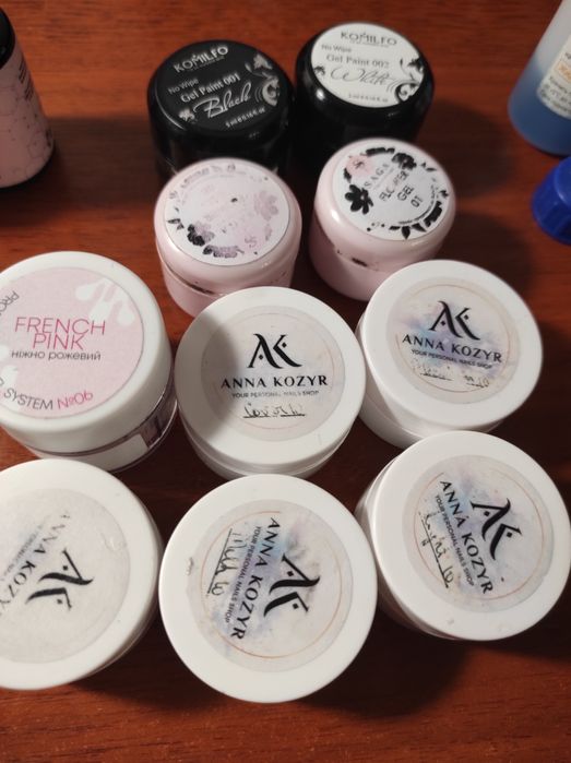 Розпродаж матеріалів для манікюру