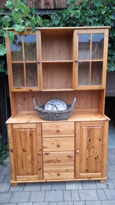 Sielski kredens – naturalne drewno, styl i charakter, lakierowany