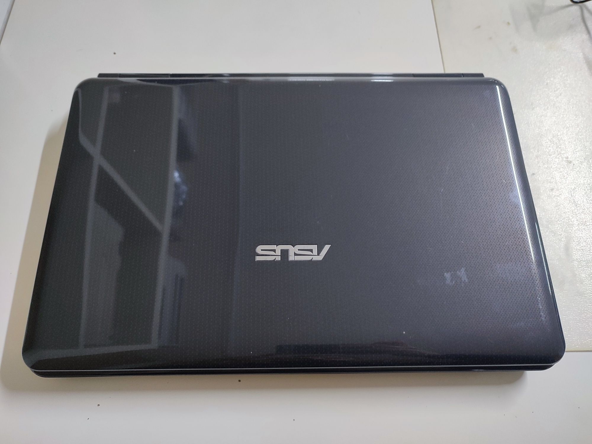 Portátil ASUS K50l - HDD 500GB - 4 Gb RAM - Gráfica 1 GB Dedicada